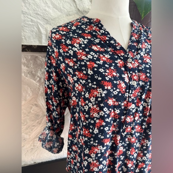 Floral printed button up top. - Picture 6 of 8
